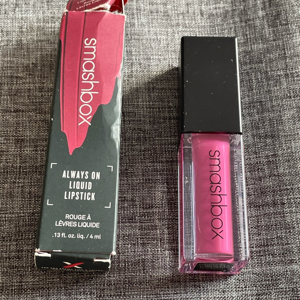 New! Smash box liquid lipstick in pink/purple/red color.